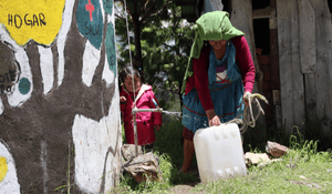 ¿Cómo afecta la falta de agua y saneamiento a la niñez?